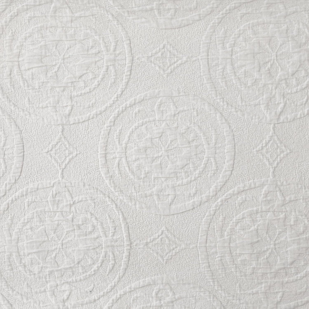 HiEnd Accents Verona Matelassé 3 Piece Queen Duvet Cover Set, Vintage White Cotton Medallion Pattern Bedding Set, Classic Chic Casual Farmhouse Bed Set, 1 Comforter Cover and 2 Pillow Shams