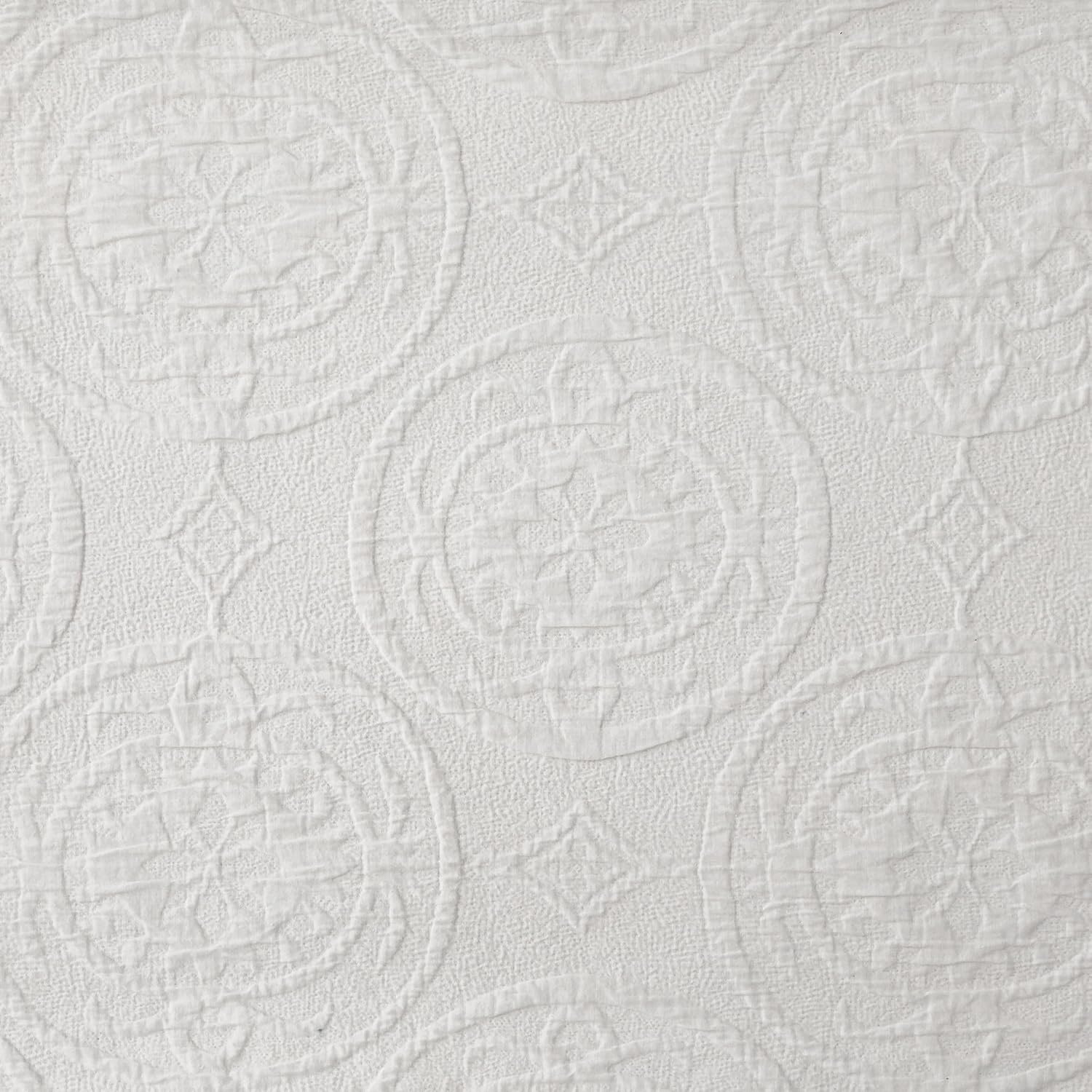 HiEnd Accents Verona Matelassé 3 Piece Queen Duvet Cover Set, Vintage White Cotton Medallion Pattern Bedding Set, Classic Chic Casual Farmhouse Bed Set, 1 Comforter Cover and 2 Pillow Shams