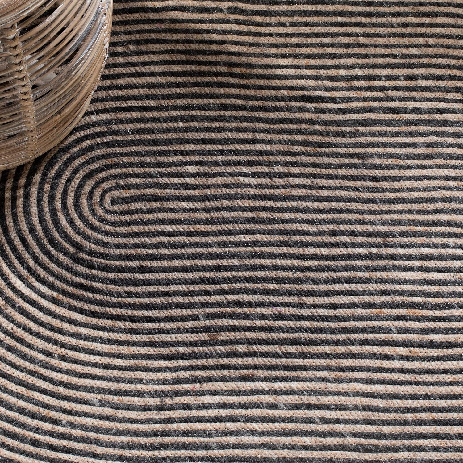SAFAVIEH Braided Collection Area Rug - 8' x 10' Oval, Beige & Black, Handmade Country Cottage Reversible Wool, Ideal for High Traffic Areas in Living Room, Bedroom (BRD904B)