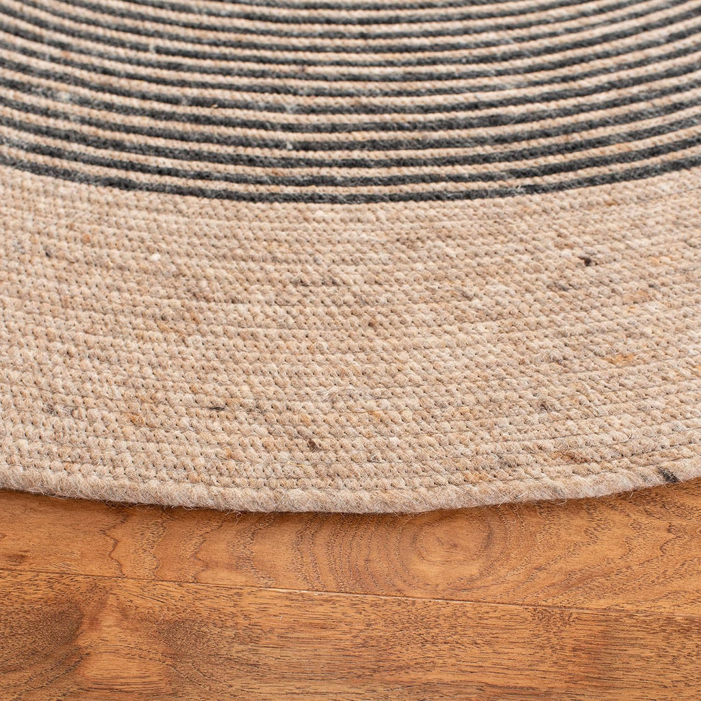 SAFAVIEH Braided Collection Area Rug - 8' x 10' Oval, Beige & Black, Handmade Country Cottage Reversible Wool, Ideal for High Traffic Areas in Living Room, Bedroom (BRD904B)