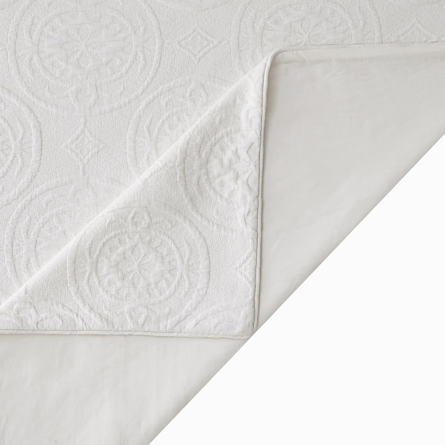 HiEnd Accents Verona Matelassé 3 Piece Queen Duvet Cover Set, Vintage White Cotton Medallion Pattern Bedding Set, Classic Chic Casual Farmhouse Bed Set, 1 Comforter Cover and 2 Pillow Shams