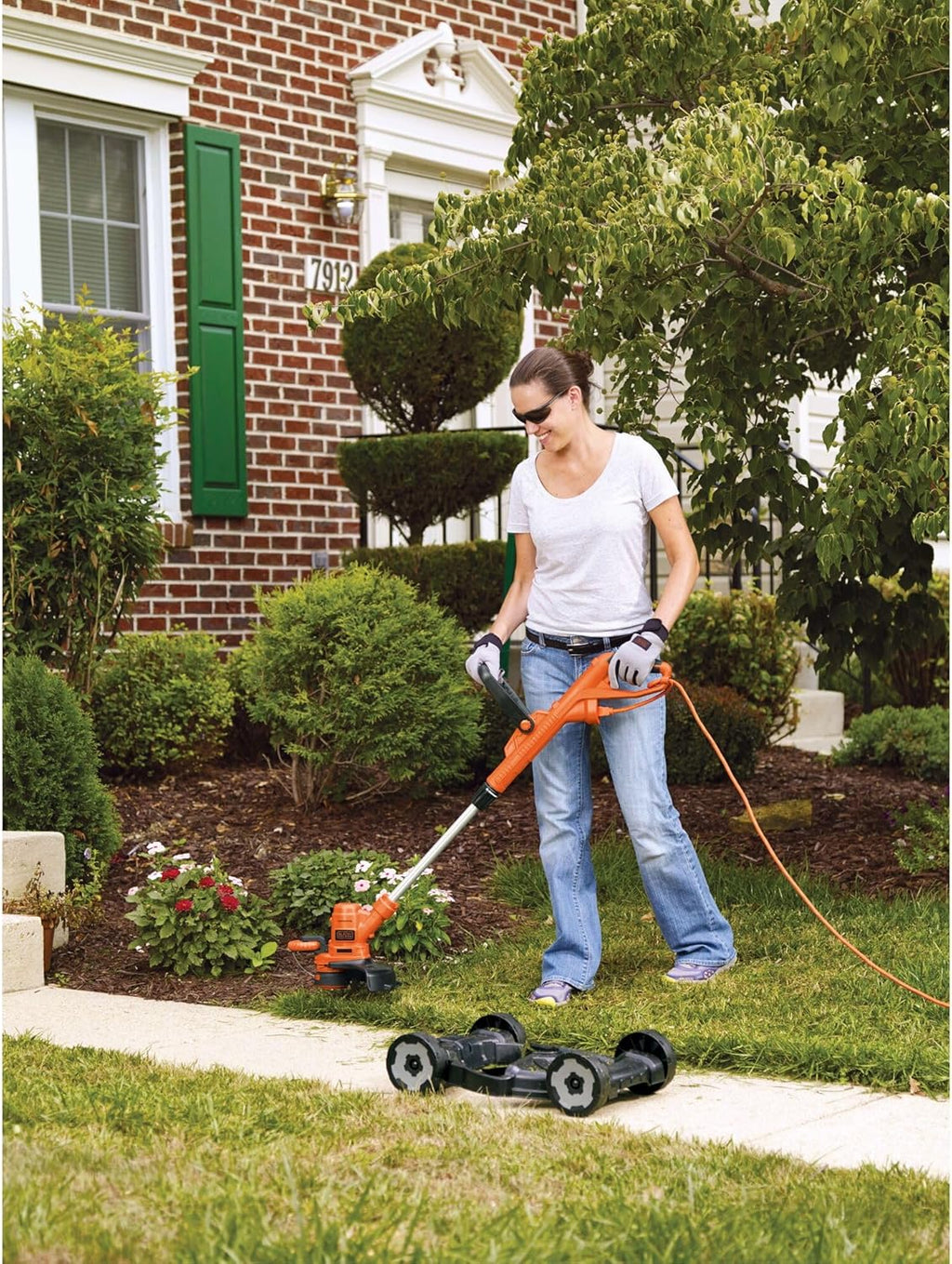 BLACK+DECKER 3-in-1 String Trimmer/Edger & Lawn Mower, 6.5-Amp, 12-Inch, Corded (MTE912)