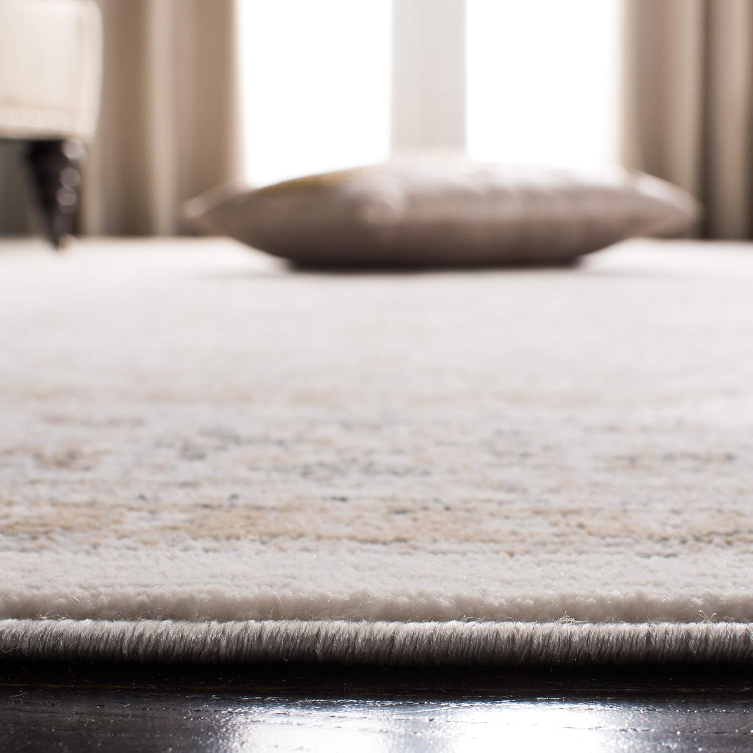 SAFAVIEH Isabella Collection Area Rug - 6'7" x 9', Cream & Beige, Oriental Design, Non-Shedding & Easy Care, Ideal for High Traffic Areas in Living Room, Bedroom (ISA916B)