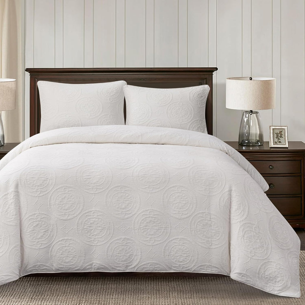 HiEnd Accents Verona Matelassé 3 Piece Queen Duvet Cover Set, Vintage White Cotton Medallion Pattern Bedding Set, Classic Chic Casual Farmhouse Bed Set, 1 Comforter Cover and 2 Pillow Shams