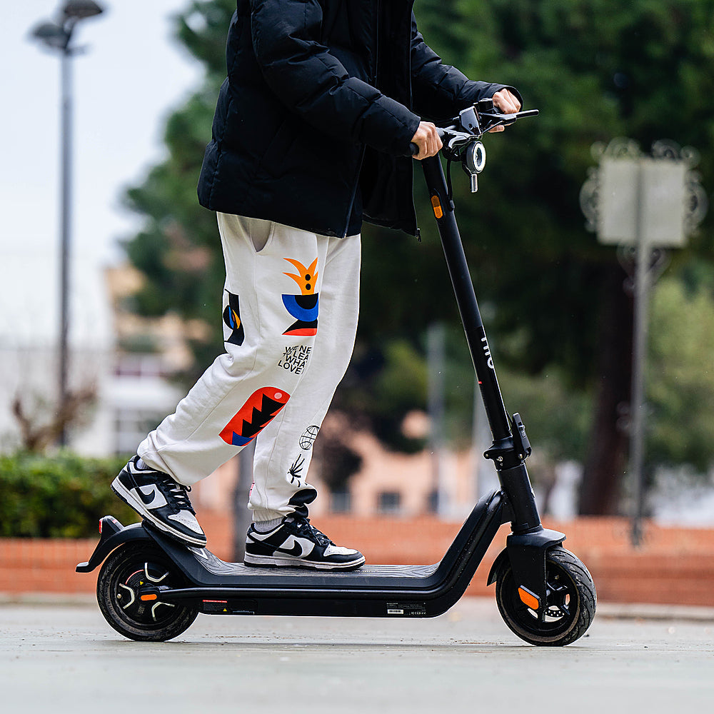 NIU KQi3 Pro Foldable Electric Kick Scooter w/ 31 mi Max Operating Range & 20 mph Max Speed  Black