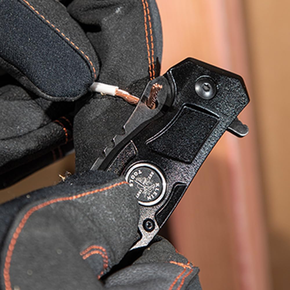 Klein Tools 80115 Backpack Kit with Tradesman Pro 39-Pocket Backpack and Electricians Pocket Knife, 2-Piece