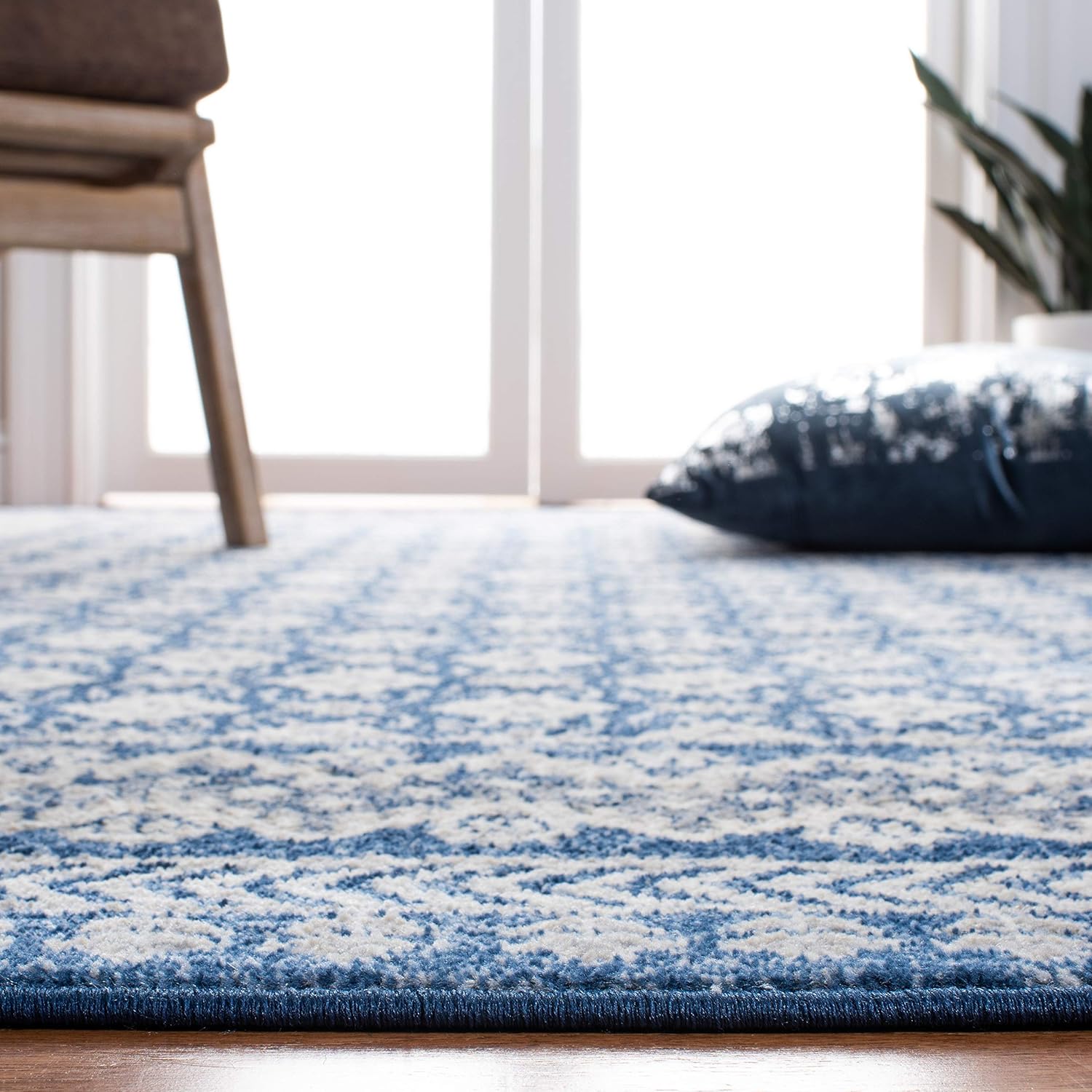 SAFAVIEH Brentwood Collection Area Rug - 9' x 12', Navy & Beige, Traditional Oriental Distressed Design, Non-Shedding & Easy Care, Ideal for High Traffic Areas in Living Room, Bedroom (BNT899N)