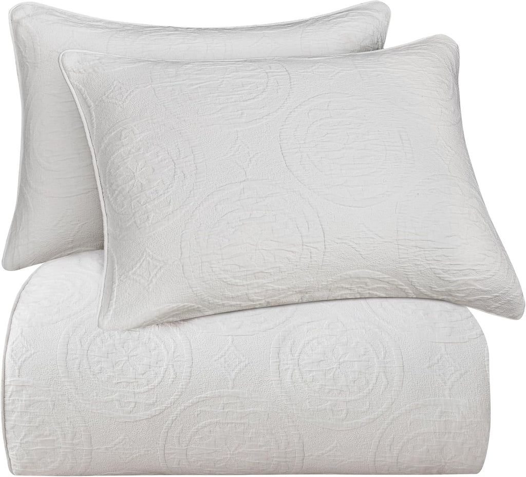 HiEnd Accents Verona Matelassé 3 Piece Queen Duvet Cover Set, Vintage White Cotton Medallion Pattern Bedding Set, Classic Chic Casual Farmhouse Bed Set, 1 Comforter Cover and 2 Pillow Shams